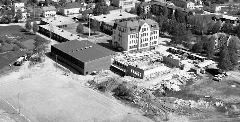 Flygfoto över Matfors och badet håller byggas 1971