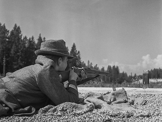 Koncentration på skjutvallen. Tävling på 1950-talet. Foto: Norrlandsbild. Sundsvalls museum.