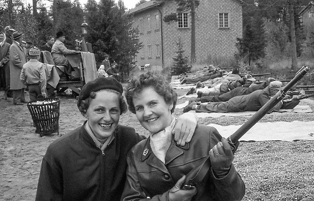 Glada damer vid skyttetävlingar på Norra
Berget. 1950-tal. Foto:
Norrlandsbild/Sundsvalls museum. 
