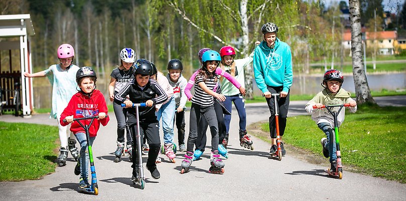 Barn åker kickbike med Carolina Kluft