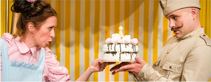 Alttext: Två skådespelare håller i en tårta Fotograf: teater Västernorrland Bildtext: -
